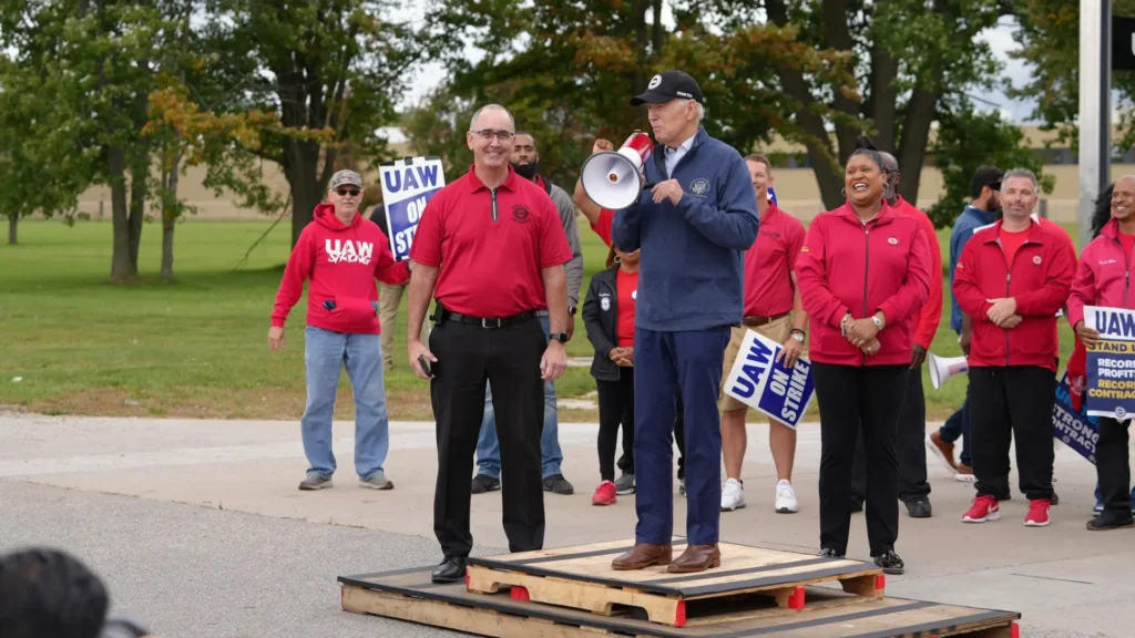 Biden Backs 40% UAW Pay Raise in Show of Support for Striking Workers